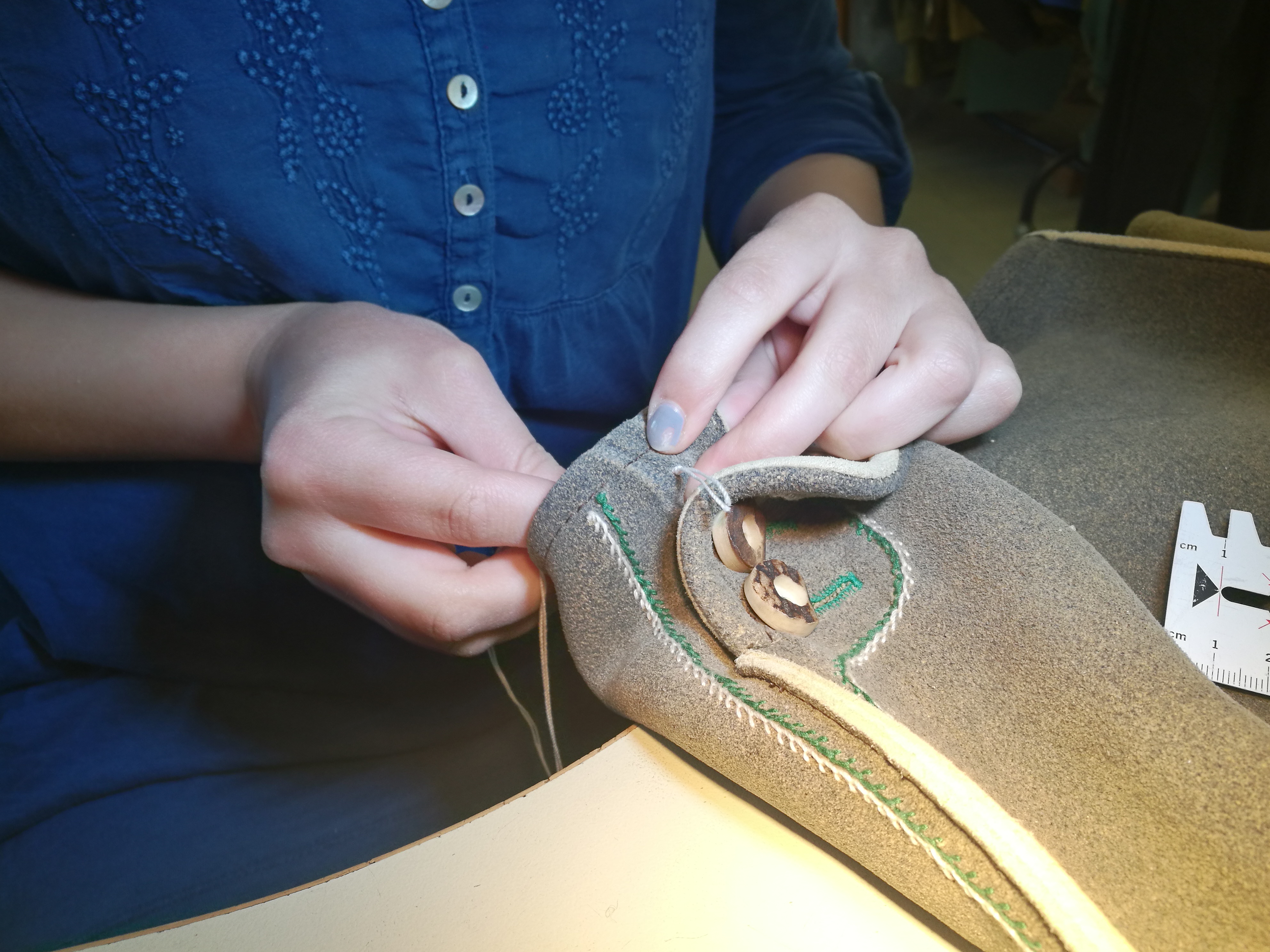 Annähen von Knöpfen per Hand